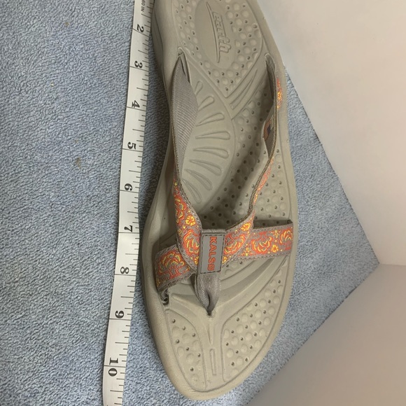 Earth Shoes I have it measured from tip to end and it’s about 10. - Picture 3 of 6